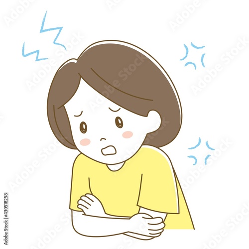 腕組みをしてイライラしている女性