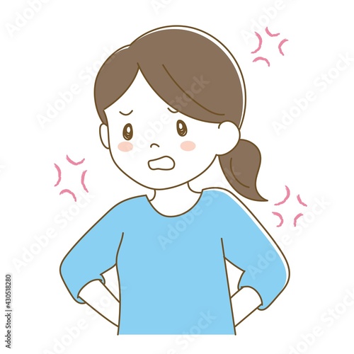 腰に手を当てて怒る女性