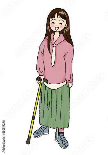 短下肢装具を付けてT字杖を持つ女性