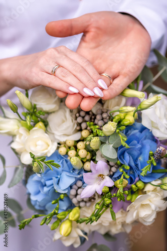wedding rings and bridal bouquet, hands with bouquet © Людмила Бочарова