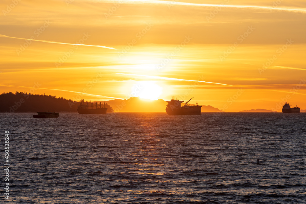 Obraz premium Sunset time at English Bay Beach and ships parked on the ocean. Vancouver City beautiful landscape. British Columbia, Canada.