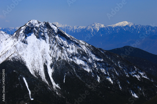 硫黄岳山頂から　残雪の八ヶ岳阿弥陀岳と南アルプス　北杜市、山梨県、日本 © DONDON2018