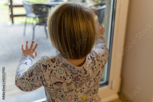 dziecko przy oknie