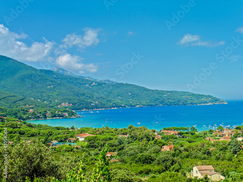 baia vista da lontano, vista di spiaggia con mare blu, vacanze al mare cielo blu, estate al mare