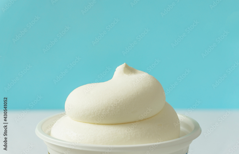 A Cup Of Vanilla Ice Cream Soft Serve Ice Cream カップのアイスクリーム ソフトクリーム Stock Photo Adobe Stock