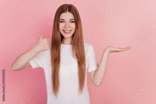 Bild auf Leinwand Photo of cheerful lady hand holding copyspace imaginary advertisement raise thum
