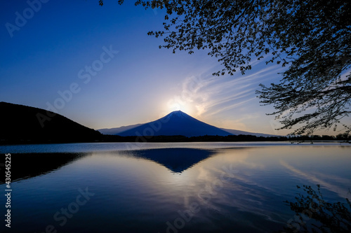 静岡県富士宮市田貫湖のダイヤモンド富士 © Kazu8
