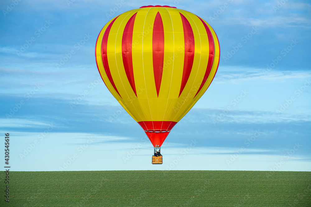 Naklejka premium Hot air balloon is just relieved, and later ready for landing