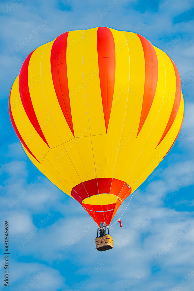 Naklejka premium Hot air balloon is just relieved, and later ready for landing