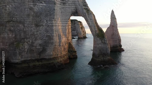 Vue aérienne par drone des falaises d'Etretat, Normandie, France 