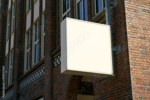 Schild Mock-Up Template an Gebäude für Büro
