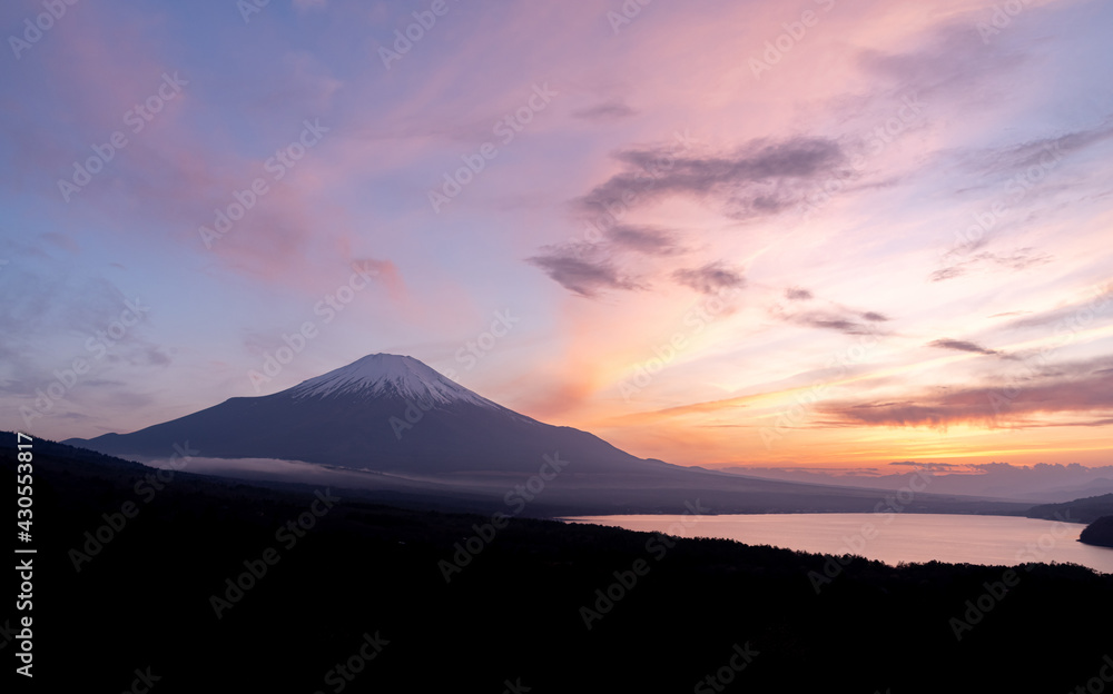 夕景　富士山と山中湖