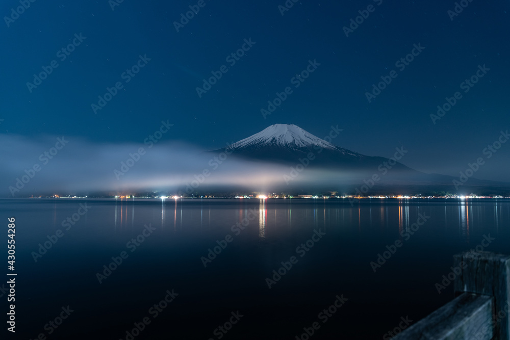 夜の山中湖　霧がかかる春の富士山