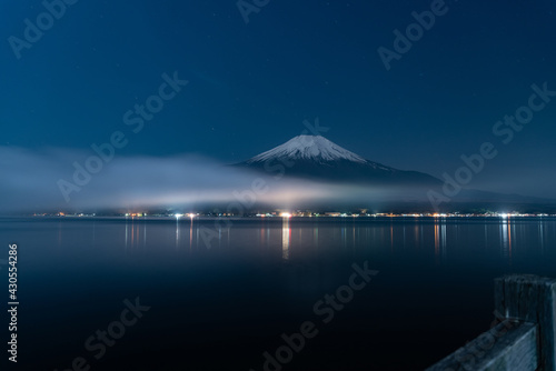 Fototapeta Naklejka Na Ścianę i Meble -  夜の山中湖　霧がかかる春の富士山