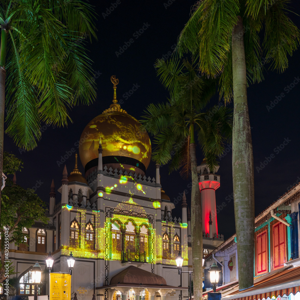Fototapeta premium Illuminated Sultan Mosque (Masjid Sultan) at Kampong Glam, Singapore