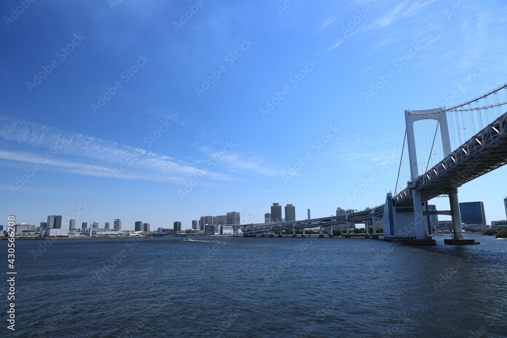 船から見るレインボーブリッジと東京