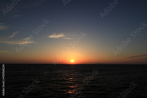 船から見るダイナミックな日の入り © temaemiso