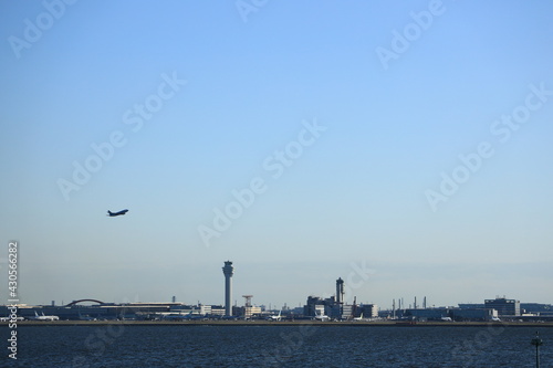 空港から飛び立つ飛行機を海から見る