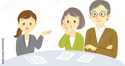 イラスト素材:スーツを着た女性と老夫婦が明るい表情で会話をする場面　 契約　相談　打ち合わせ
