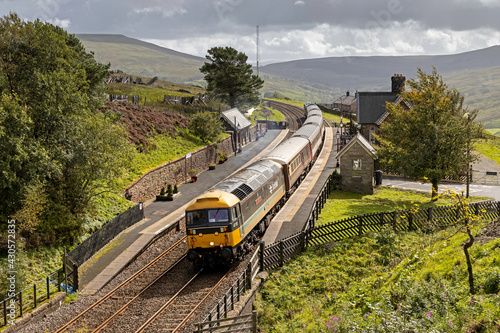Class 47 No. 47712 'Lady Diana Spencer' powers through Dent station working 1Z43 12:18 Skipton to Abbleby service.