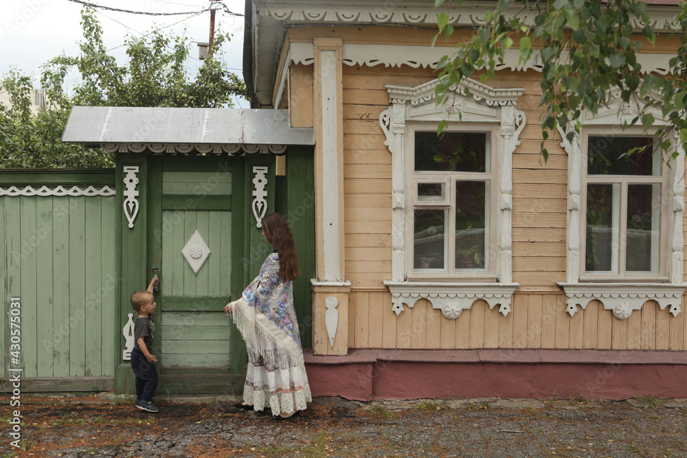Mascow Rural Gate of rural wooden house with carved windows, frames in Kolomna town ...