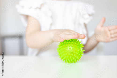 Εκτύπωση καμβά Child training tactile system with relief ball.