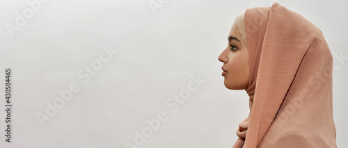 Obraz na płótnie Profile of young arabian girl in traditional hijab