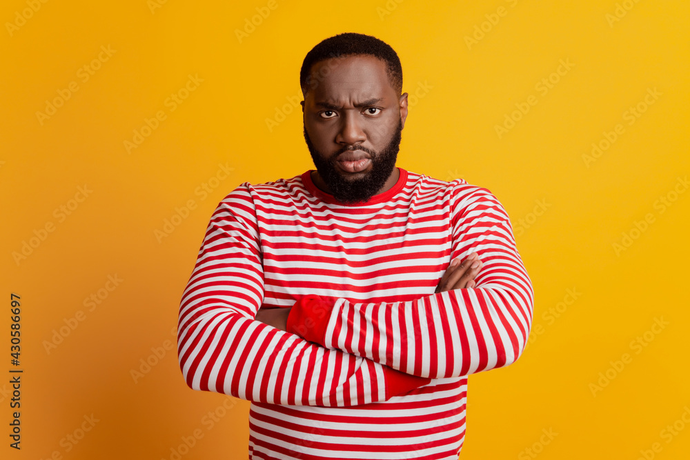 Obraz premium Photo of handsome grumpy dark skin guy hold arms crossed