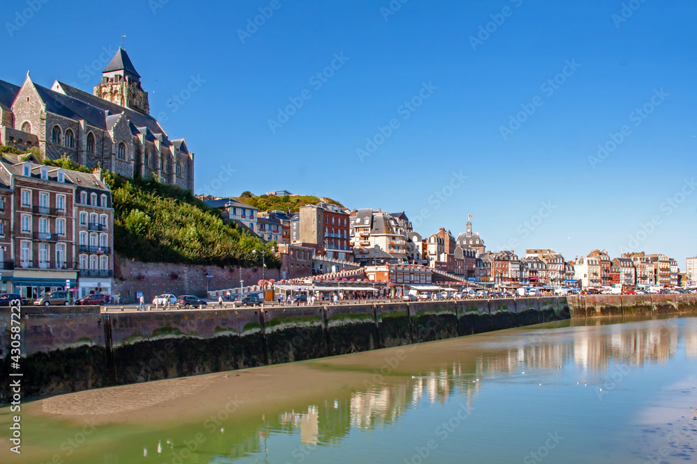 Le Tréport. Vue panoramique sur les quais en front de mer à marée basse. Seine-Maritime. Normandie	