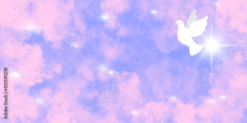 Banner viola rosa cielo nuvoloso con la colomba pasquale bianca che vola. Croce raggiante. Natale. Annunciazione. Pentecoste. Fede, speranza, amore. 