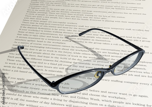 メガネとテキスト　読書・ビジネスのイメージ