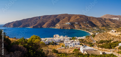 Panoramablick über die Bucht von Aegiali auf der griechischen Kykladeninsel Amorgos