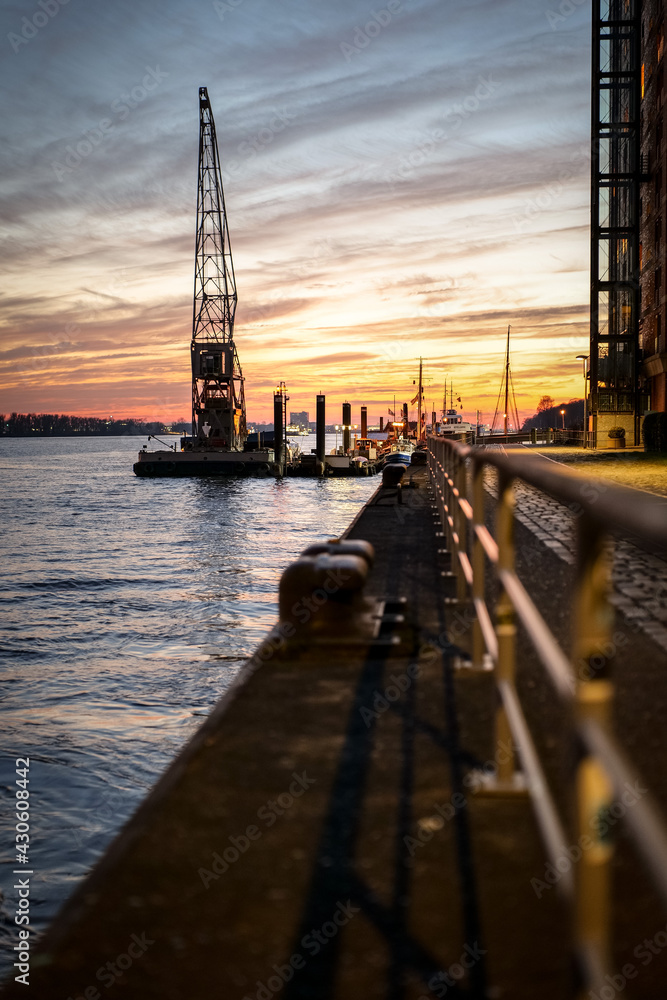Steg am Hamburger Hafen in einer Abenddämmerung