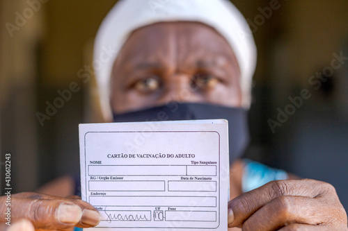 Mulher idosa mostra cartão de vacinação contra Covid 19, em zona rural de Guarani, Minas Gerais photo