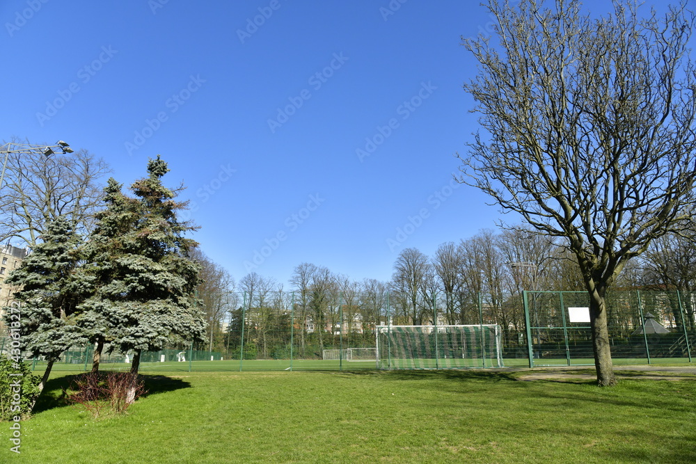 Gazon le long du terrain de football au parc Josaphat à Schaerbeek