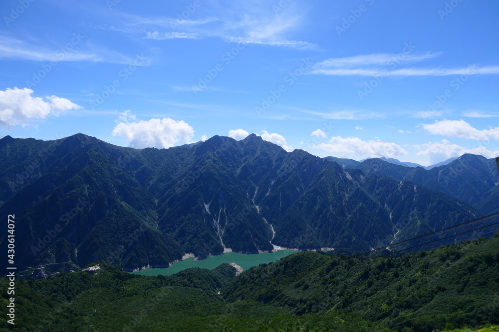 中部山岳国立公園。大観峰より黒部ダムを望む。立山、富山、日本。８月下旬。