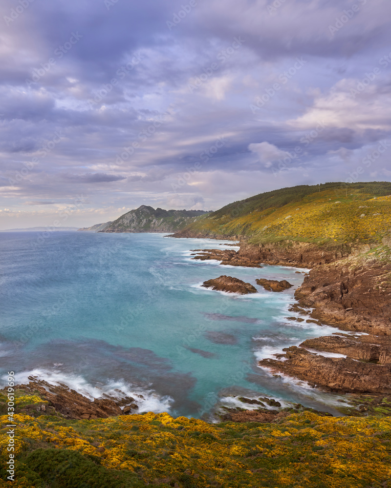 Obraz premium beautiful landscape of the coast of galicia in cabo home. the sailing coast