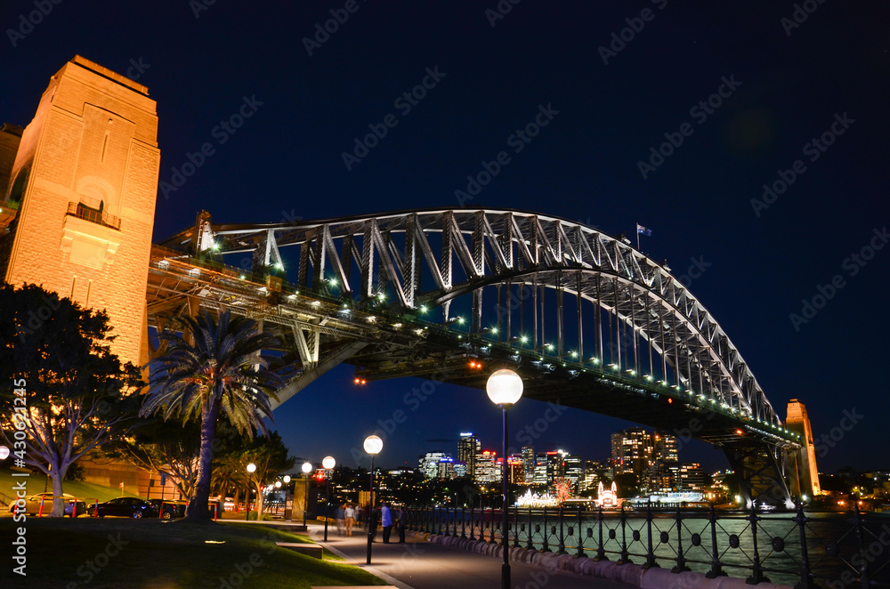 Obraz premium Sydney's Habour Bridge in the evening viewed from the south of the bay. Sydney, New South Wales, Australia.