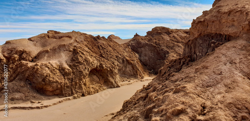 Caminos árido a mitad del desierto, belleza natural
