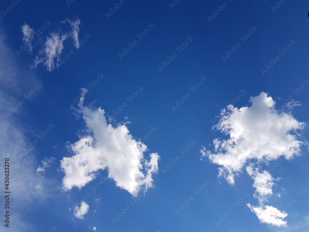 Obraz premium White clouds in the blue sky