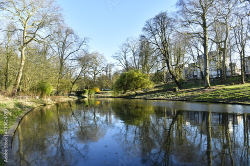 L'effet miroir d'un des étangs en fin de journée au parc Josaphat à Schaerbeek © Photocolorsteph