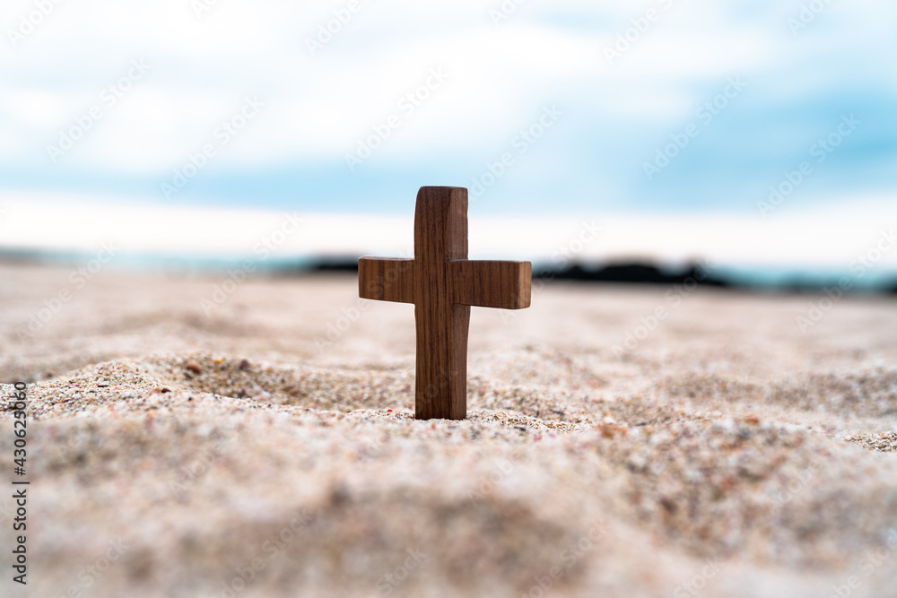 제주도 바닷가 모래위 나무 십자가