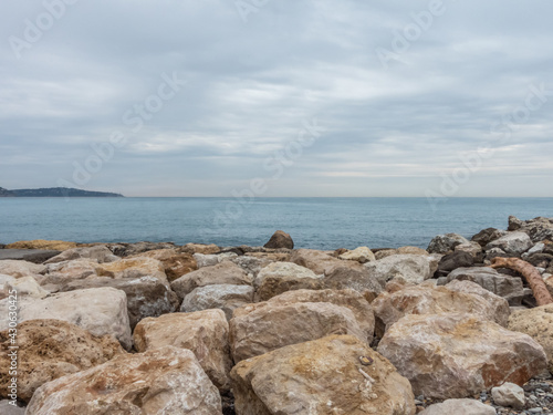 Bord de mer et plage de galets à Nice sur la Côte d'Azur © Bernard