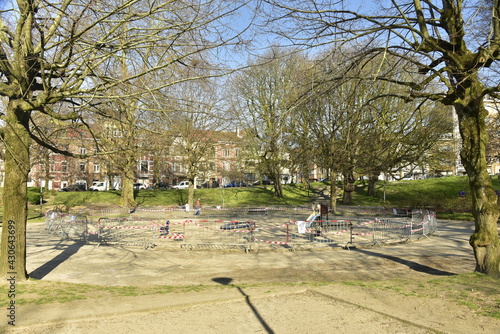 L'immense bac à sable circulaire avec jeux fermé pour cause de crise sanitaire au parc Huart Hamoir à Schaerbeek photo