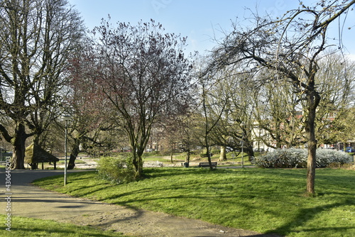 Le parc Huart Hamoir au quartier Riga à Schaerbeek exceptionnellement vide sous un ciel printanier durant le premier confinement due à la crise sanitaire du COVID19 