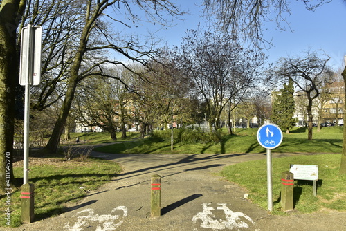 Chemin en bitume exceptionnellement vide sous un soleil de printemps durant la crise sanitaire due au COVID19 au parc Huart Hamoir à Schaerbeek  photo