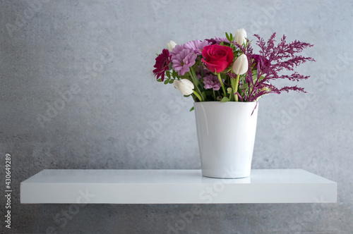 Fototapeta Naklejka Na Ścianę i Meble -  Spring flowers on shelf design