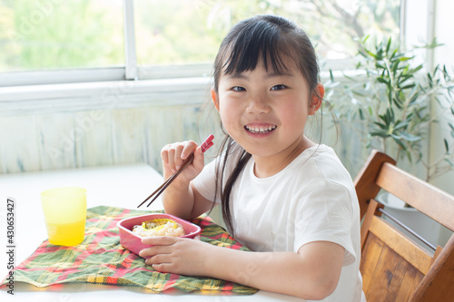 お弁当を食べる子ども photo