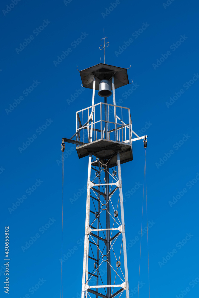 青空の火の見やぐら