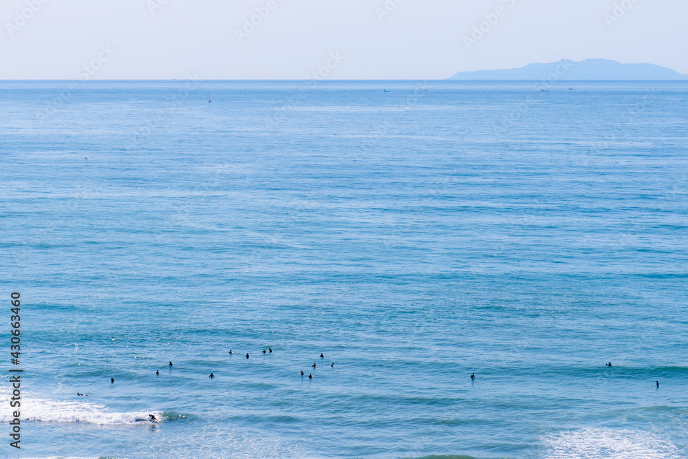 Obraz premium 波を待つサーファーたち 鎌倉・七里ガ浜の風景